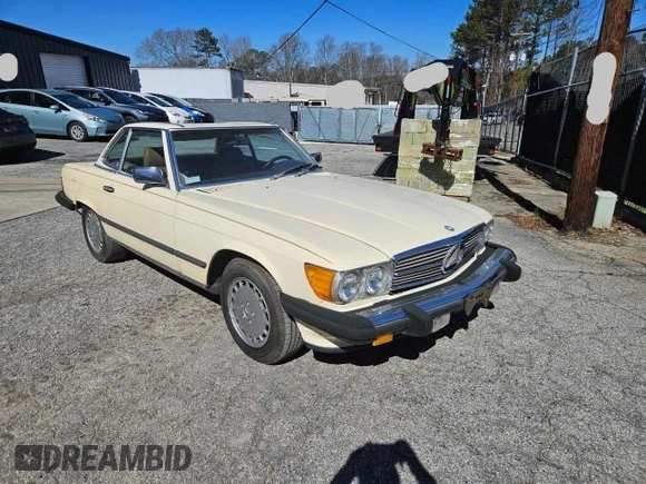 1987 Mercedes-Benz 560 SL z VIN WDBBA48D5HA061899, wystawiony jako Copart lot #45910515 z przebiegiem 68 293 mil mil oraz Czysty tytuł • Clean title. Historia ofert i sprzedaży dostępna na DreamBid. Obrazek 1.