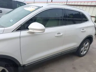 2017 Lincoln MKC Premiere z VIN 5LMCJ1C99HUL69530, wystawiony jako IAAI lot #42278151 z przebiegiem 45 809 mil mil oraz . Historia ofert i sprzedaży dostępna na DreamBid. Obrazek 14.