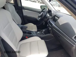 2016 Mazda CX-5 Grand Touring z VIN JM3KE4DY1G0817562, wystawiony jako IAAI lot #42289929 z przebiegiem 135 476 mil mil oraz . Historia ofert i sprzedaży dostępna na DreamBid. Obrazek 5.