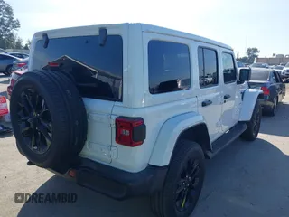 2021 Jeep Wrangler Unlimited Sahara z VIN 1C4JJXP6XMW765398, wystawiony jako IAAI lot #41592185 z przebiegiem 26 834 mil mil oraz . Historia ofert i sprzedaży dostępna na DreamBid. Obrazek 4.
