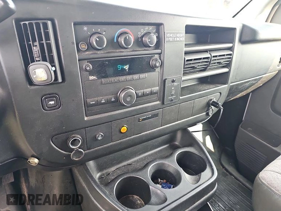 2014 Chevrolet Express Cargo z VIN 1GCSGAFX3E1200712, wystawiony jako IAAI lot #42854205 z przebiegiem 64 421 mil mil oraz . Historia ofert i sprzedaży dostępna na DreamBid. Obrazek 12.