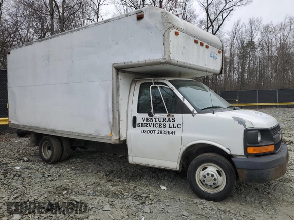 2005 Chevrolet Express Commercial C7L DRW with VIN 1GBJG31U251204341, listed as a Copart auction lot 48927935 with 220,497 mi miles and Salvage Title. Bid and sale history available at carsss.com. Image 4.