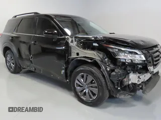 2022 Nissan Pathfinder SV z VIN 5N1DR3BA3NC237128, wystawiony jako Copart lot #58262095 z przebiegiem 25 156 mil mil oraz Szkoda całkowita • Salvage title. Historia ofert i sprzedaży dostępna na DreamBid. Obrazek 1.