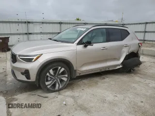 2024 Volvo XC40 Ultimate Dark Theme z VIN YV4L12UM1R2281761, wystawiony jako Copart lot #65295704 z przebiegiem 6113 mil mil oraz Szkoda całkowita • Salvage title. Historia ofert i sprzedaży dostępna na DreamBid. Obrazek 1.