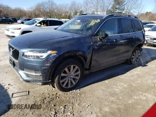 2018 Volvo XC90 Momentum z VIN YV4A22PK8J1323979, wystawiony jako Copart lot #42544374 z przebiegiem 79 187 mil mil oraz Szkody całkowita. Historia ofert i sprzedaży dostępna na DreamBid. Obrazek 1.