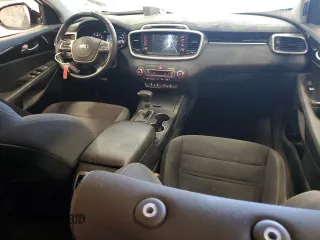 2019 Kia Sorento LX z VIN 5XYPGDA38KG437641, wystawiony jako Copart lot #57094315 z przebiegiem 48 936 mil mil oraz Szkoda całkowita • Salvage title. Historia ofert i sprzedaży dostępna na DreamBid. Obrazek 8.