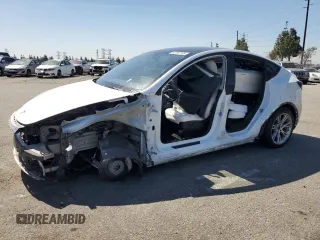 2022 Tesla Model Y Long Range with VIN 7SAYGDEE8NF551850, listed as a Copart auction lot 52747195 with 62,340 mi miles and Salvage Title. Bid and sale history available at carsss.com. Image 1.