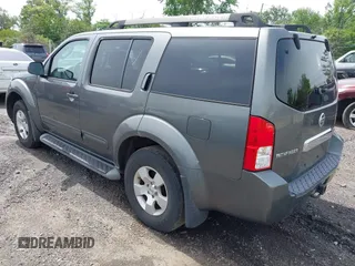 2005 Nissan Pathfinder LE z VIN 5N1AR18W95C743850, wystawiony jako IAAI lot #42331533 z przebiegiem 137 824 mil mil oraz . Historia ofert i sprzedaży dostępna na DreamBid. Obrazek 3.