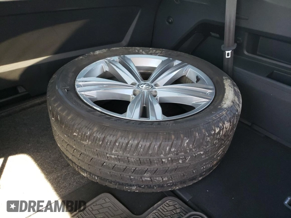 2018 Volkswagen Atlas SE with VIN 1V2PR2CA4JC555911, listed as a Copart auction lot 61905125 with 101,860 mi miles and Salvage title. Bid and sale history available at DreamBid. Image 13.