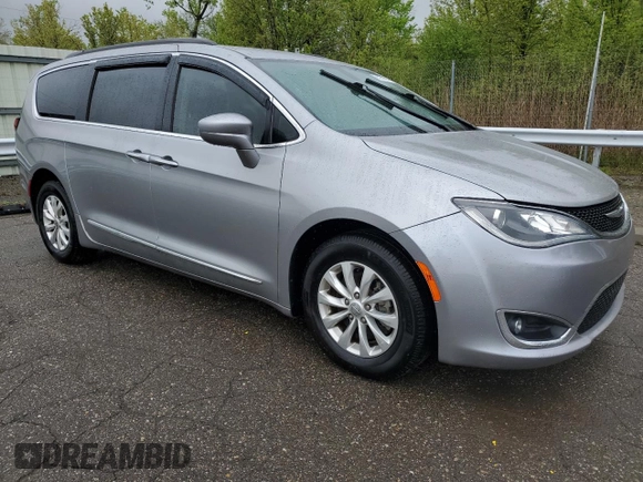 2017 Chrysler Pacifica Touring L with VIN 2C4RC1BG2HR552731, listed as a Copart auction lot 55069825 with 33,315 mi miles and Salvage Title. Bid and sale history available at DreamBid. Image 4.