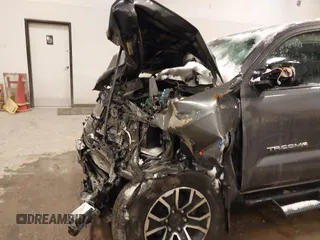 2020 Toyota Tacoma SR5 z VIN 5TFDZ5BN5LX049669, wystawiony jako IAAI lot #41172088 z przebiegiem 80 559 mil mil oraz . Historia ofert i sprzedaży dostępna na DreamBid. Obrazek 6.