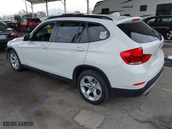 2015 BMW X1 sDrive28i with VIN WBAVM1C53FV318663, listed as a IAAI auction lot 41711526 with 182,204 mi miles. Bid and sale history available at carsss.com. Image 3.