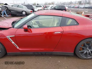 2015 Nissan GT-R Premium z VIN JN1AR5EFXFM280227, wystawiony jako IAAI lot #41920650 z przebiegiem 79 140 mil mil oraz . Historia ofert i sprzedaży dostępna na DreamBid. Obrazek 15.