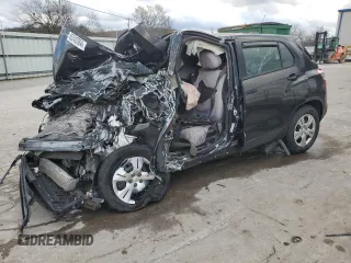 2016 Chevrolet Trax LS z VIN KL7CJKSB4GB592857, wystawiony jako Copart lot #85242064 z przebiegiem Nie podano mil oraz Nie do naprawy • Non repairable. Historia ofert i sprzedaży dostępna na DreamBid. Obrazek 1.