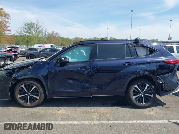 2021 Toyota Highlander XSE z VIN 5TDLZRBH6MS076951, wystawiony jako IAAI lot #42119033 z przebiegiem 52 538 mil mil oraz . Historia ofert i sprzedaży dostępna na DreamBid. Obrazek 14.