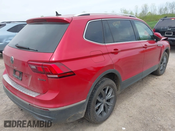 2022 Volkswagen Tiguan SE z VIN 3VV2B7AX9NM129948, wystawiony jako IAAI lot #42247719 z przebiegiem 59 501 mil mil oraz . Historia ofert i sprzedaży dostępna na DreamBid. Obrazek 4.