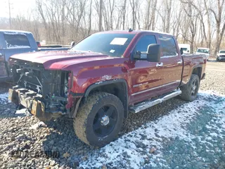2015 GMC Sierra 2500HD Denali z VIN 1GT120E8XFF188285, wystawiony jako IAAI lot #41586993 z przebiegiem 141 691 mil mil oraz . Historia ofert i sprzedaży dostępna na DreamBid. Obrazek 2.