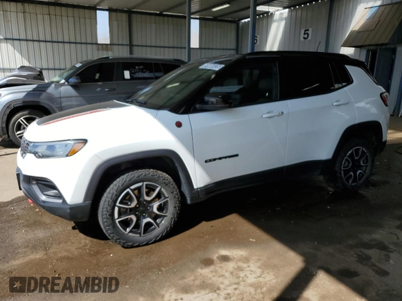 2024 Jeep Compass Trailhawk z VIN 3C4NJDDN1RT144852, wystawiony jako Copart lot #59986935 z przebiegiem 33 629 mil mil oraz Czysty tytuł • Clean title. Historia ofert i sprzedaży dostępna na DreamBid. Obrazek 1.