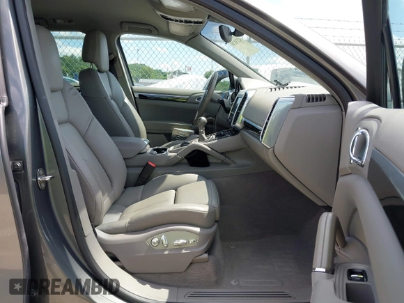 2014 Porsche Cayenne z VIN WP1AA2A2XELA91523, wystawiony jako IAAI lot #42538298 z przebiegiem 67 001 mil mil oraz . Historia ofert i sprzedaży dostępna na DreamBid. Obrazek 5.