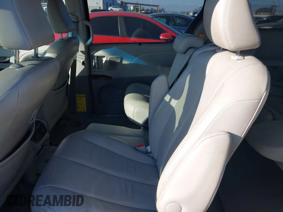 2013 Toyota Sienna XLE AAS z VIN 5TDYK3DC5DS285770, wystawiony jako IAAI lot #41669367 z przebiegiem 99 544 mil mil oraz . Historia ofert i sprzedaży dostępna na DreamBid. Obrazek 8.