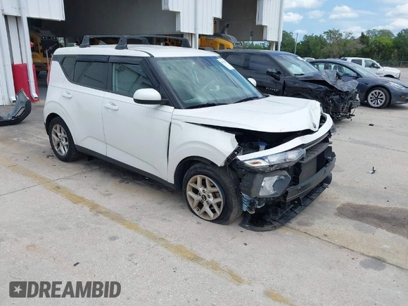 2020 Kia Soul LX with VIN KNDJ23AU6L7718360, listed as a IAAI auction lot 41975575 with 39,432 mi miles. Bid and sale history available at carsss.com. Image 1.