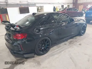 2020 BMW M2 Competition z VIN WBS2U7C09L7F85590, wystawiony jako IAAI lot #41836200 z przebiegiem 59 729 mil mil oraz . Historia ofert i sprzedaży dostępna na DreamBid. Obrazek 4.