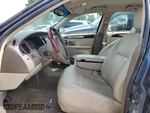 2005 Lincoln Town Car Signature Limited z VIN 1LNHM82W55Y647621, wystawiony jako Copart lot #58532875 z przebiegiem 77 336 mil mil oraz Szkoda całkowita • Salvage title. Historia ofert i sprzedaży dostępna na DreamBid. Obrazek 7.
