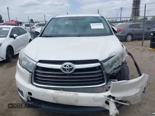 2015 Toyota Highlander XLE z VIN 5TDKKRFH0FS076120, wystawiony jako IAAI lot #42131646 z przebiegiem 117 623 mil mil oraz . Historia ofert i sprzedaży dostępna na DreamBid. Obrazek 12.