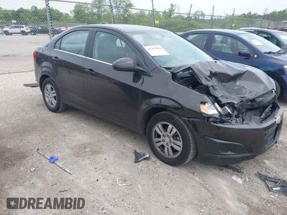 2015 Chevrolet Sonic LT z VIN 1G1JC5SH5F4158047, wystawiony jako IAAI lot #42387058 z przebiegiem 106 997 mil mil oraz . Historia ofert i sprzedaży dostępna na DreamBid. Obrazek 1.