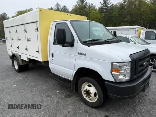 2019 Ford Econoline Commercial z VIN 1FDXE4FS8KDC19277, wystawiony jako Copart lot #56847115 z przebiegiem 142 505 mil mil oraz Tytuł czysty. Historia ofert i sprzedaży dostępna na DreamBid. Obrazek 1.