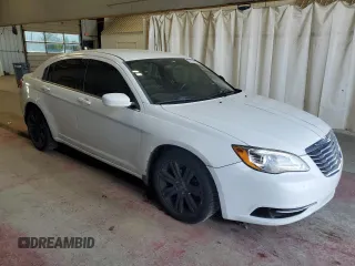 2014 Chrysler 200 LX z VIN 1C3CCBAB7EN124877, wystawiony jako Copart lot #57773115 z przebiegiem 143 023 mil mil oraz Szkody całkowita. Historia ofert i sprzedaży dostępna na DreamBid. Obrazek 4.