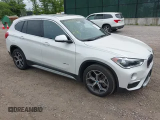 2018 BMW X1 xDrive28i z VIN WBXHT3C33J5L26657, wystawiony jako IAAI lot #42247148 z przebiegiem 18 057 mil mil oraz . Historia ofert i sprzedaży dostępna na DreamBid. Obrazek 1.