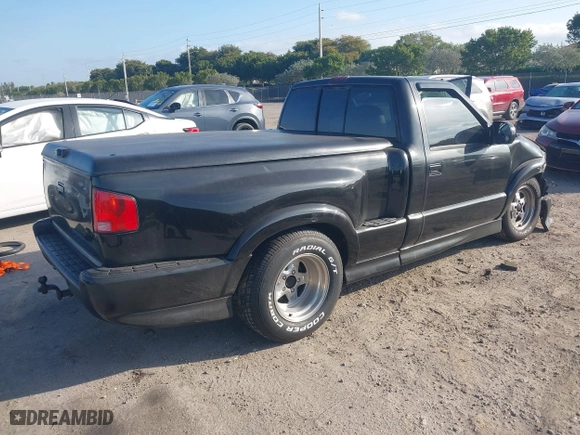 2000 Chevrolet S-10 LS with VIN 1GCCS14W6Y8196437, listed as a IAAI auction lot 41606752 with 269,949 mi miles. Bid and sale history available at carsss.com. Image 4.