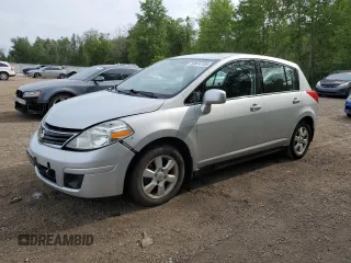 2010 Nissan Versa SL z VIN 3N1BC1CP6AL399440, wystawiony jako Copart lot #63914105 z przebiegiem 447 745 mil mil oraz Czysty tytuł • Clean title. Historia ofert i sprzedaży dostępna na DreamBid. Obrazek 1.