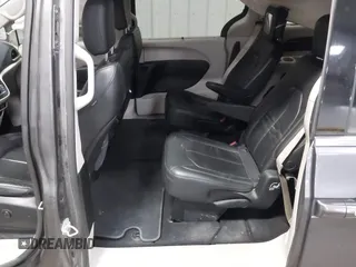 2017 Chrysler Pacifica Touring L z VIN 2C4RC1BGXHR753504, wystawiony jako IAAI lot #41330337 z przebiegiem 103 403 mil mil oraz . Historia ofert i sprzedaży dostępna na DreamBid. Obrazek 8.
