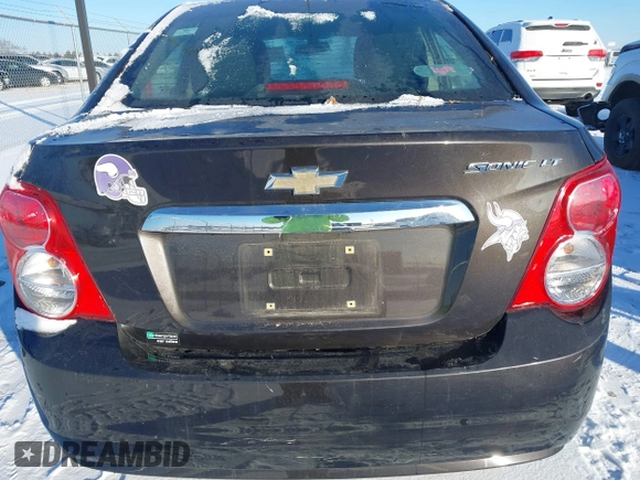 2015 Chevrolet Sonic LT z VIN 1G1JC5SH8F4194265, wystawiony jako IAAI lot #40945117 z przebiegiem 77 229 mil mil oraz . Historia ofert i sprzedaży dostępna na DreamBid. Obrazek 16.