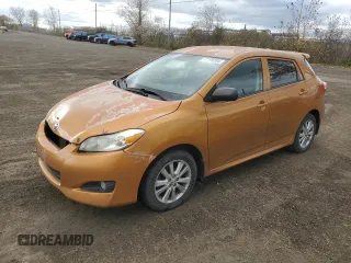 2009 Toyota Matrix z VIN 2T1KU40E69C106715, wystawiony jako Copart lot #77169704 z przebiegiem 122 025 mil mil oraz Szkoda całkowita • Salvage title. Historia ofert i sprzedaży dostępna na DreamBid. Obrazek 1.