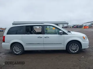 2015 Chrysler Town & Country Touring L z VIN 2C4RC1CG5FR655959, wystawiony jako IAAI lot #41728310 z przebiegiem 187 922 mil mil oraz . Historia ofert i sprzedaży dostępna na DreamBid. Obrazek 13.