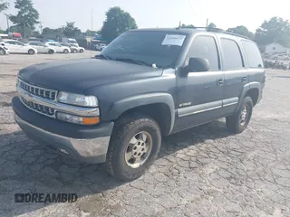 2002 Chevrolet Tahoe LS z VIN 1GNEC13ZX2R273935, wystawiony jako IAAI lot #42246472 z przebiegiem 205 995 mil mil oraz . Historia ofert i sprzedaży dostępna na DreamBid. Obrazek 2.