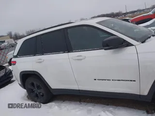 2024 Jeep Grand Cherokee Limited z VIN 1C4RJHBG5RC223711, wystawiony jako IAAI lot #41314685 z przebiegiem 11 558 mil mil oraz . Historia ofert i sprzedaży dostępna na DreamBid. Obrazek 13.