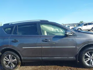 2018 Toyota RAV4 XLE z VIN JTMWFREV1JJ197662, wystawiony jako IAAI lot #42167382 z przebiegiem 64 826 mil mil oraz . Historia ofert i sprzedaży dostępna na DreamBid. Obrazek 13.