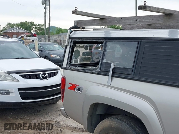 2005 Chevrolet Colorado LS Z71 z VIN 1GCDT196058169286, wystawiony jako IAAI lot #42208755 z przebiegiem 173 083 mil mil oraz . Historia ofert i sprzedaży dostępna na DreamBid. Obrazek 6.