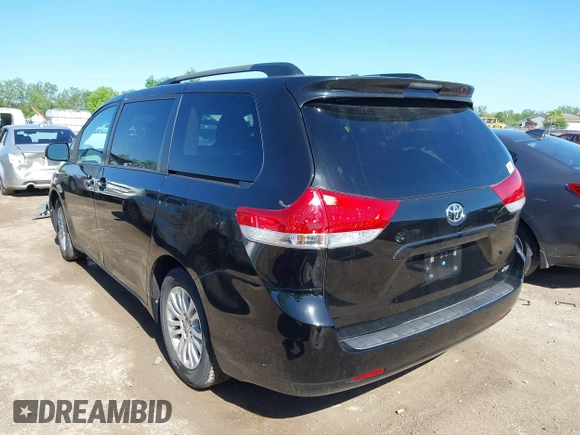 2013 Toyota Sienna XLE AAS z VIN 5TDYK3DC5DS306309, wystawiony jako IAAI lot #42260000 z przebiegiem 82 558 mil mil oraz . Historia ofert i sprzedaży dostępna na DreamBid. Obrazek 3.