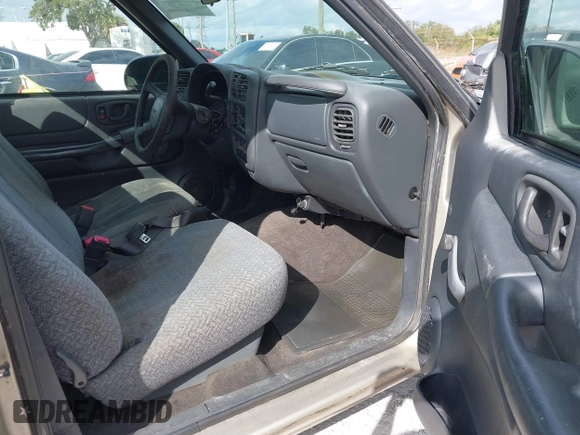 1999 GMC Sonoma with VIN 1GTCS144XX8502911, listed as a IAAI auction lot 41160683 with 119,776 mi miles. Bid and sale history available at carsss.com. Image 5.