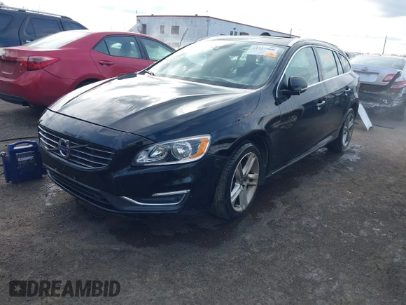 2015 Volvo V60 T5 Drive-E Premier z VIN YV140MEK3F1267715, wystawiony jako IAAI lot #41227560 z przebiegiem 102 244 mil mil oraz . Historia ofert i sprzedaży dostępna na DreamBid. Obrazek 2.