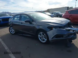 2018 Ford Fusion SE z VIN 3FA6P0LU0JR274195, wystawiony jako IAAI lot #41633979 z przebiegiem 128 962 mil mil oraz . Historia ofert i sprzedaży dostępna na DreamBid. Obrazek 1.