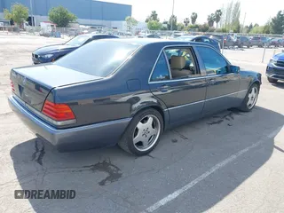 1993 Mercedes-Benz 500 z VIN WDBGA51E5PA138123, wystawiony jako IAAI lot #42012923 z przebiegiem 141 594 mil mil oraz . Historia ofert i sprzedaży dostępna na DreamBid. Obrazek 4.