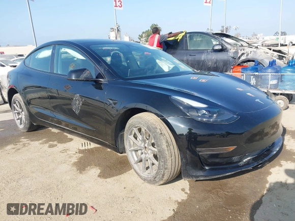 2023 Tesla Model 3 z VIN 5YJ3E1EA0PF680287, wystawiony jako IAAI lot #39491902 z przebiegiem 12 480 mil mil oraz . Historia ofert i sprzedaży dostępna na DreamBid. Obrazek 1.