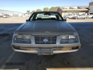 1983 Ford Mustang z VIN 1FABP26A1DF176922, wystawiony jako Copart lot #46378435 z przebiegiem 63 106 mil mil oraz Czysty tytuł • Clean title. Historia ofert i sprzedaży dostępna na DreamBid. Obrazek 5.