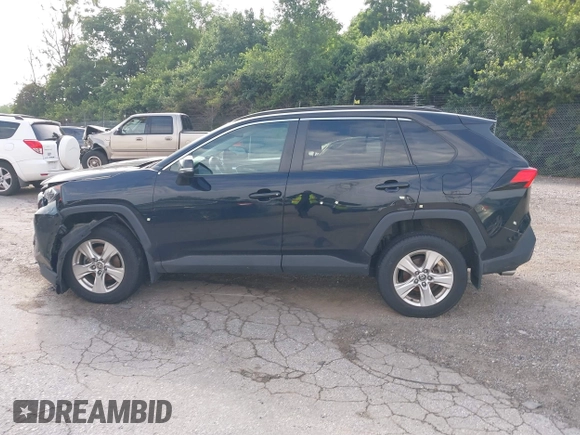 2021 Toyota RAV4 XLE with VIN 2T3P1RFV5MW228015, listed as a IAAI auction lot 42613804 with 28,028 mi miles and . Bid and sale history available at DreamBid. Image 14.